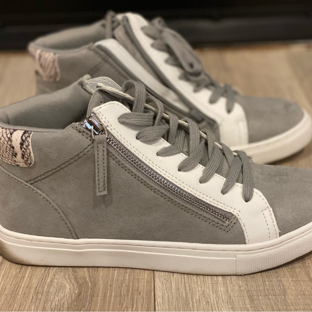 EUC universal thread, high top sneakers. Worn once